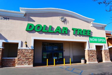 Norwalk, California - 16 Ocak 2025: DOLLAR TREE Mağazası, Amerikan indirimli mağazalar zinciri.