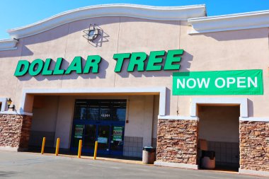 Norwalk, California - 16 Ocak 2025: DOLLAR TREE Mağazası, Amerikan indirimli mağazalar zinciri.