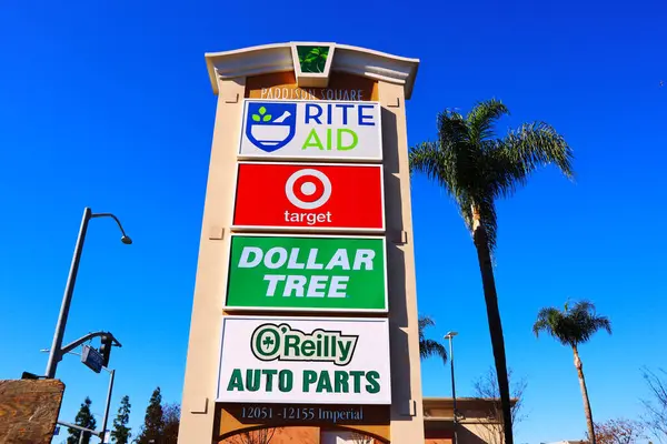 Norwalk, California - 16 Ocak 2025: Paddison Meydanı Alışveriş Merkezi Tabelası Rite Aid, Hedef, Dolar Ağacı ve O 'Reilly Otomobil Parçaları