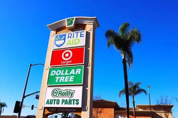 Norwalk, California - 16 Ocak 2025: Paddison Meydanı Alışveriş Merkezi Tabelası Rite Aid, Hedef, Dolar Ağacı ve O 'Reilly Otomobil Parçaları