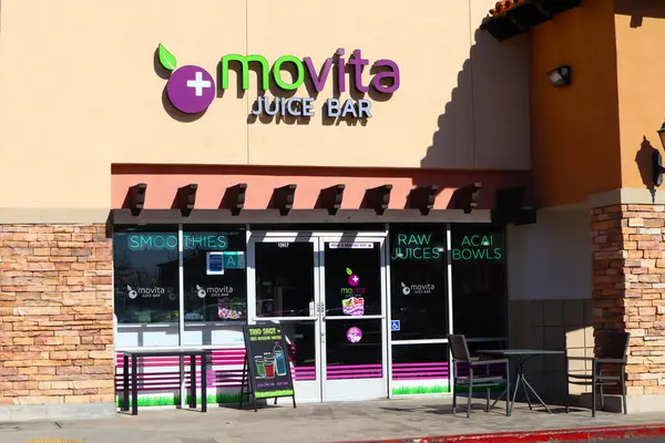 Norwalk, California - 16 Ocak 2025: Movita Juice Bar, acai kaseleri, meyve suları, taze meyve suları ve sağlıklı atıştırmalıklar sunuyor