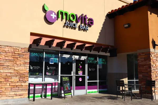 Norwalk, California - 16 Ocak 2025: Movita Juice Bar, acai kaseleri, meyve suları, taze meyve suları ve sağlıklı atıştırmalıklar sunuyor