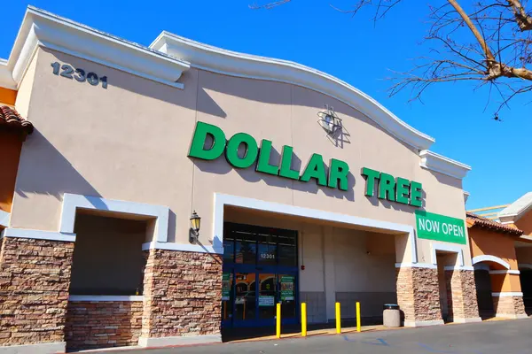 Norwalk, California - 16 Ocak 2025: DOLLAR TREE Mağazası, Amerikan indirimli mağazalar zinciri.