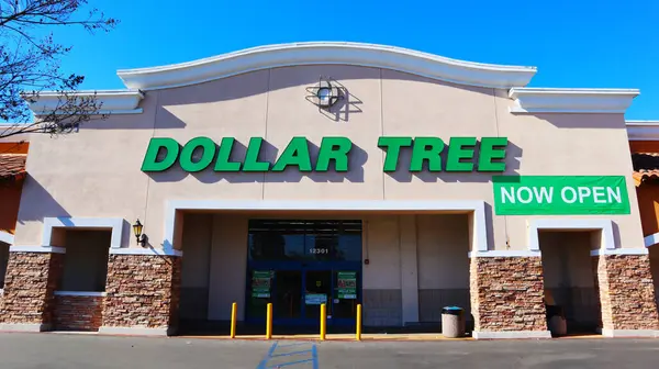Norwalk, California - 16 Ocak 2025: DOLLAR TREE Mağazası, Amerikan indirimli mağazalar zinciri.