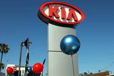Glendale, California - 8 Mart 2025: KIA Araba Galerisi Dış İşareti