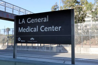 Los Angeles, Kaliforniya - 8 Mart 2025 Los Angeles Genel Tıp Merkezi Metro Otobüs Durağı