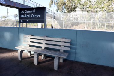 Los Angeles, Kaliforniya - 8 Mart 2025 Los Angeles Genel Tıp Merkezi Metro Otobüs Durağı