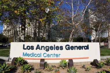 Los Angeles, Kaliforniya - 8 Mart 2025 Los Angeles Genel Tıp Merkezi Hastane Girişi