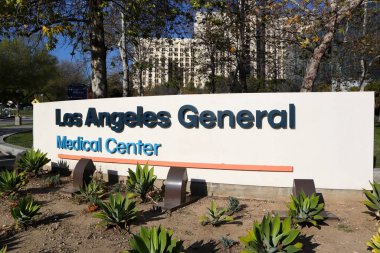 Los Angeles, Kaliforniya - 8 Mart 2025 Los Angeles Genel Tıp Merkezi Hastane Girişi