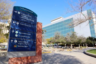 Los Angeles, Kaliforniya - 8 Mart 2025 Los Angeles Genel Tıp Merkezi tabelası