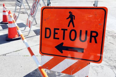 Yaya geçidi tabelası kaldırımın kapandığını ve alternatif yürüyüş güzergahını gösteriyor.