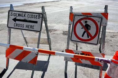 Yaya kaldırımı Kapalı tabelası alternatif yürüyüş güzergahını gösteriyor