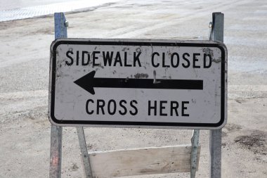 Yaya kaldırımı Kapalı tabelası alternatif yürüyüş güzergahını gösteriyor