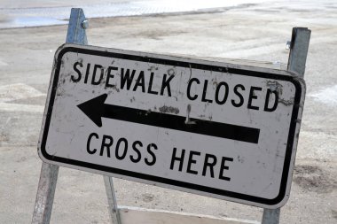 Yaya kaldırımı Kapalı tabelası alternatif yürüyüş güzergahını gösteriyor