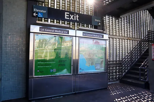 Los Angeles, Kaliforniya - 8 Mart 2025 Los Angeles Genel Tıp Merkezi Metro Otobüs Durağı