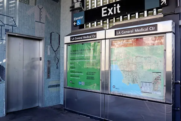 Los Angeles, Kaliforniya - 8 Mart 2025 Los Angeles Genel Tıp Merkezi Metro Otobüs Durağı