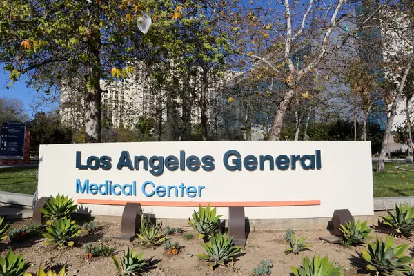 Los Angeles, Kaliforniya - 8 Mart 2025 Los Angeles Genel Tıp Merkezi Hastane Girişi