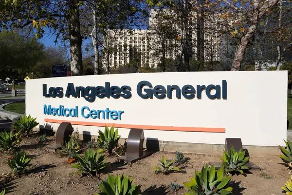 Los Angeles, Kaliforniya - 8 Mart 2025 Los Angeles Genel Tıp Merkezi Hastane Girişi