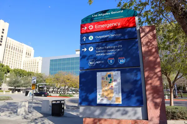 Los Angeles, Kaliforniya - 8 Mart 2025 Los Angeles Genel Tıp Merkezi tabelası