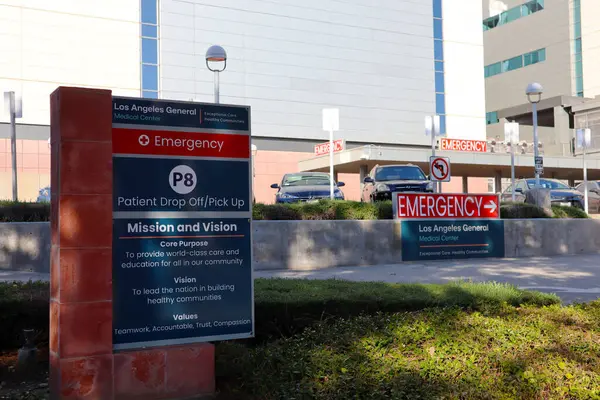 Los Angeles, Kaliforniya - 8 Mart 2025 Los Angeles Genel Tıp Merkezi tabelası