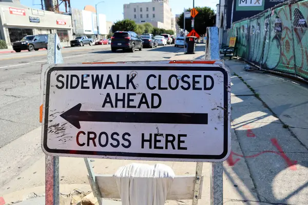 Yaya kaldırımı Kapalı tabelası alternatif yürüyüş güzergahını gösteriyor