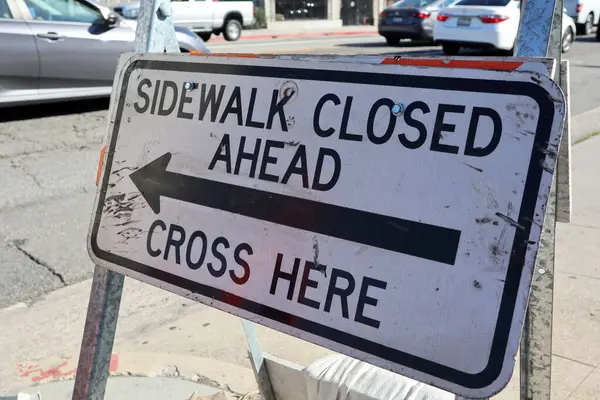 Yaya kaldırımı Kapalı tabelası alternatif yürüyüş güzergahını gösteriyor