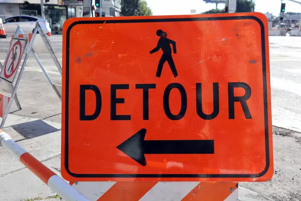 Yaya geçidi tabelası kaldırımın kapandığını ve alternatif yürüyüş güzergahını gösteriyor.