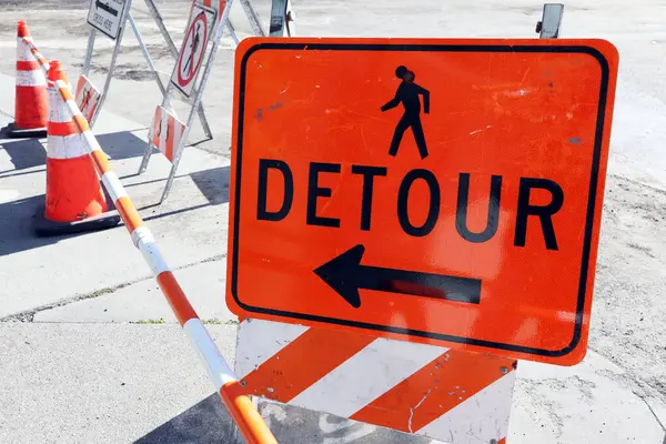 Yaya geçidi tabelası kaldırımın kapandığını ve alternatif yürüyüş güzergahını gösteriyor.