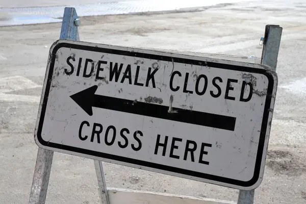 Yaya kaldırımı Kapalı tabelası alternatif yürüyüş güzergahını gösteriyor