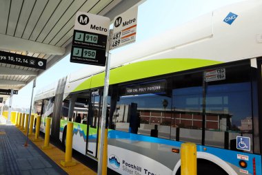 Los Angeles, Kaliforniya - 26 Şubat 2025 Los Angeles Metro Otobüs Durağı ve Foothill Transit Otobüs