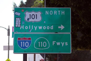 Los Angeles, Kaliforniya - 26 Şubat 2025: Hollywood Otoyolu göstergesi, ABD 101 Los Angeles 'tan Kuzey Hollywood' a ve 110 no 'lu eyaletler arası yol işareti