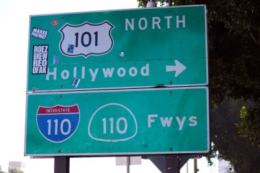 Los Angeles, Kaliforniya - 26 Şubat 2025: Hollywood Otoyolu göstergesi, ABD 101 Los Angeles 'tan Kuzey Hollywood' a ve 110 no 'lu eyaletler arası yol işareti