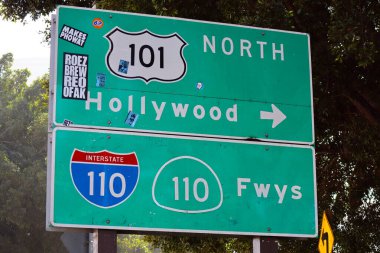 Los Angeles, Kaliforniya - 26 Şubat 2025: Hollywood Otoyolu göstergesi, ABD 101 Los Angeles 'tan Kuzey Hollywood' a ve 110 no 'lu eyaletler arası yol işareti