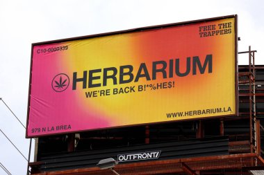 Los Angeles, Kaliforniya - 27 Şubat 2025: HERBARIUM Mağazası Billboard Reklam Santrali Kenevir Tedavileri - Los Angeles, Kaliforniya