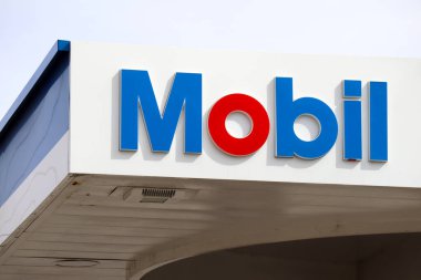 Los Angeles, California - 27 Şubat 2025: MOBIL Benzin İstasyonu, ExxonMobil 'in Yakıt Markası