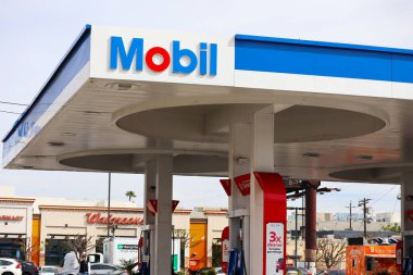 Los Angeles, California - 27 Şubat 2025: MOBIL Benzin İstasyonu, ExxonMobil 'in Yakıt Markası