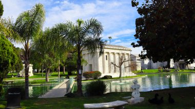 Los Angeles, Kaliforniya - 27 Şubat 2025: Hollywood Ebedi Mezarlığı, Hollywood efsanelerinin son dinlenme yeri ve Los Angeles, Santa Monica Bulvarı, 6000 numarada ünlü bir kültürel etkinlik merkezi.
