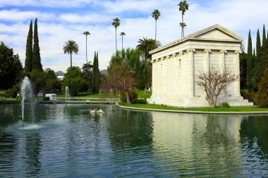 Los Angeles, Kaliforniya - 27 Şubat 2025: Hollywood Ebedi Mezarlığı, Hollywood efsanelerinin son dinlenme yeri ve Los Angeles, Santa Monica Bulvarı, 6000 numarada ünlü bir kültürel etkinlik merkezi.