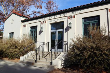 Claremont, California - 19 Aralık 2024: Claremont ABD Postanesi 140 Harvard Ave N, Claremont 'da yer almaktadır.