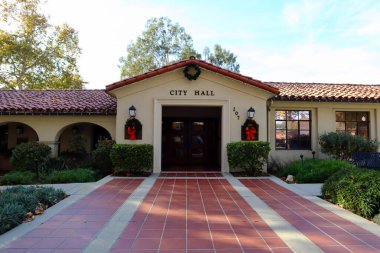 Claremont, California - 19 Aralık 2024: Claremont Belediye Binası 207 Harvard Bulvarı, Claremont