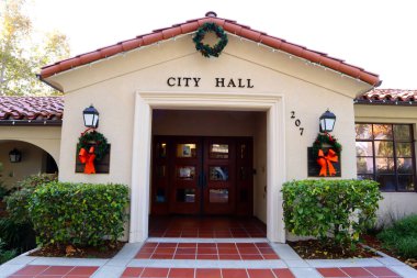 Claremont, California - 19 Aralık 2024: Claremont Belediye Binası 207 Harvard Bulvarı, Claremont