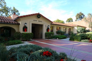 Claremont, California - 19 Aralık 2024: Claremont Belediye Binası 207 Harvard Bulvarı, Claremont