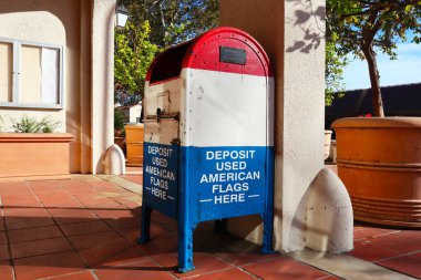 Claremont, California - 19 Aralık 2024: ABD, Kullanılmış Amerikan Bayrakları İçin Mevduat Kutusu