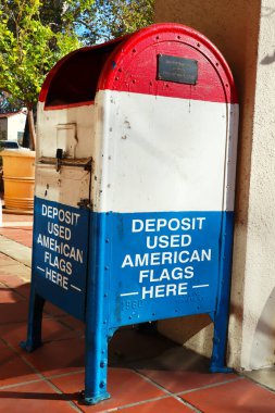 Claremont, California - 19 Aralık 2024: ABD, Kullanılmış Amerikan Bayrakları İçin Mevduat Kutusu