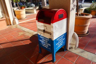 Claremont, California - 19 Aralık 2024: ABD, Kullanılmış Amerikan Bayrakları İçin Mevduat Kutusu