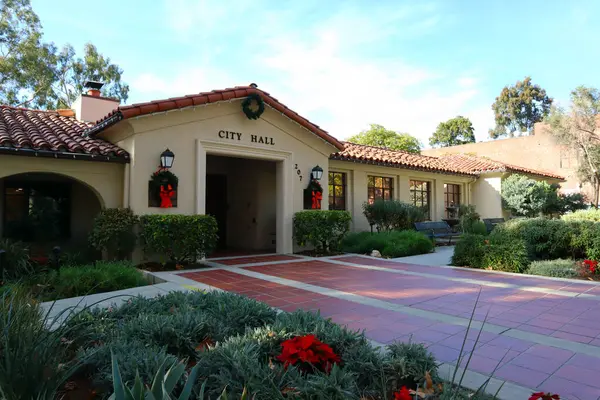 Claremont, California - 19 Aralık 2024: Claremont Belediye Binası 207 Harvard Bulvarı, Claremont