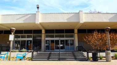 Pomona, California - 20 Aralık 2024: Pomona Halk Kütüphanesi