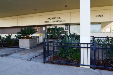 Pomona, California - 20 Aralık 2024: Pomona Polis Departmanı Binası 490 W Misyon Bulvarı, Pomona