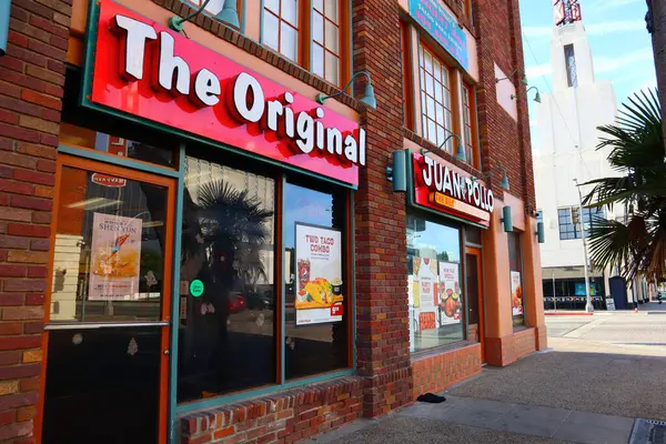Pomona, California - 20 Aralık 2024 Meksika usulü Rotisserie Chicken ile tanınan Juan Pollo Restoranı