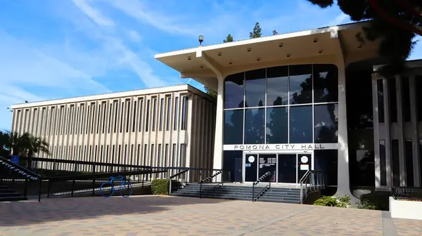 Pomona, California - 20 Aralık 2024: Pomona Belediye Binası 505 S Garey Bulvarı, Pomona